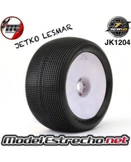 JETKO LESNAR 1/8 TRUGGY MONTADA Y PEGADA EN LLANTA BLANCA  JK1204